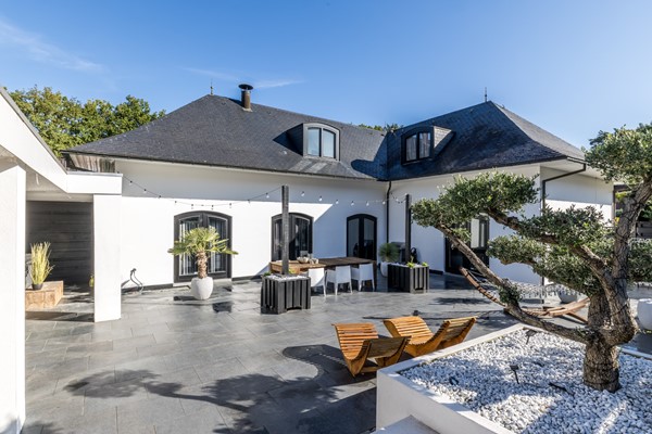 Foto - Te koop: Op een schitterende en rustige locatie in de geliefde villawijk "Moltbos" staat deze stijlvolle, vrijstaande villa met een uitzonderlijk royaal woonoppervlak.